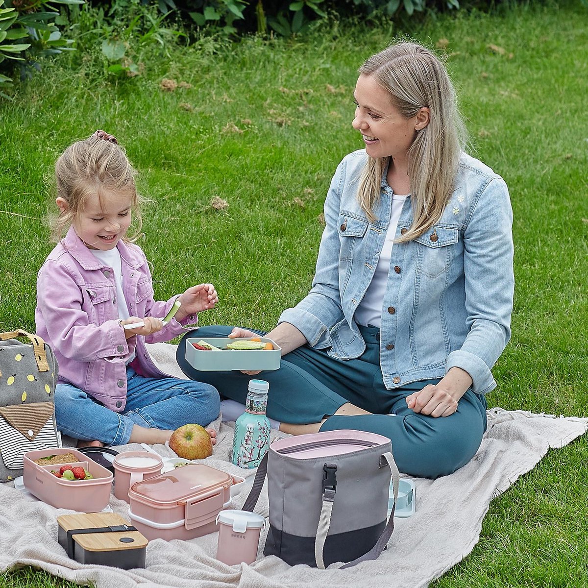  Homra Lunchbox STAQS Pink - Bento Box - 2 Laags Broodtrommel - 3 Compartimenten - Roze - Lunch To Go - Duurzaam Kunststof - BPA Vrij - 3 Vaks Lunchtrommel Voor Volwassenen - Inclusief Bestek - Magnetron, Diepvries, Vaatwasser Bestendig - Vers Houden