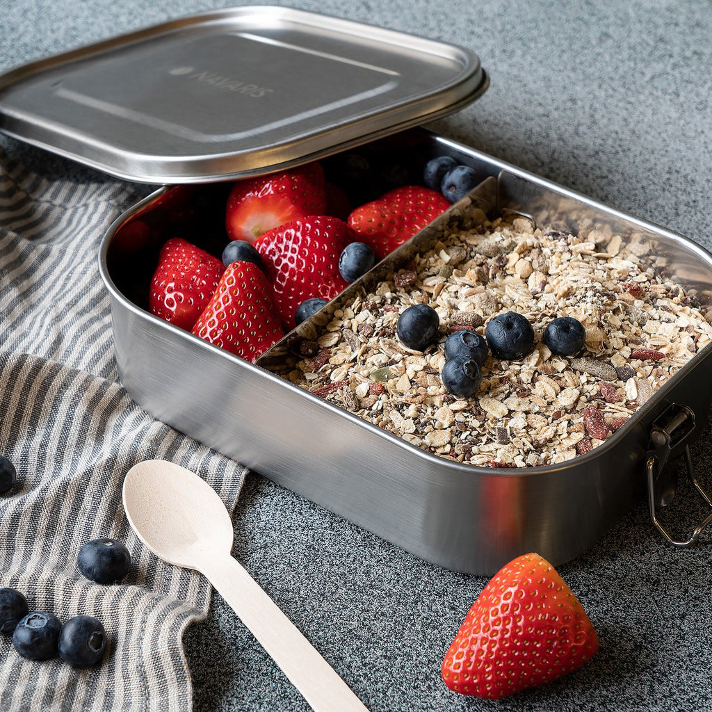  Navaris RVS Broodtrommel Met Verdeler - Meal Prep Bakje - Vershouddoos - Lunchbox - 17 X 13 X 6 Cm - Inhoud 0,8 Liter - Vaatwasbestendig