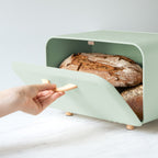  Navaris Metalen Broodtrommel Met Klapdeksel - Vershouddoos Voor Brood - 35 X 24 X 23 Cm - Van Ijzer Met Houten Details In Mintgroen