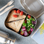  Navaris RVS Broodtrommel Met Verdeler - Meal Prep Bakje - Vershouddoos - Lunchbox - 17 X 13 X 6 Cm - Inhoud 0,8 Liter - Vaatwasbestendig