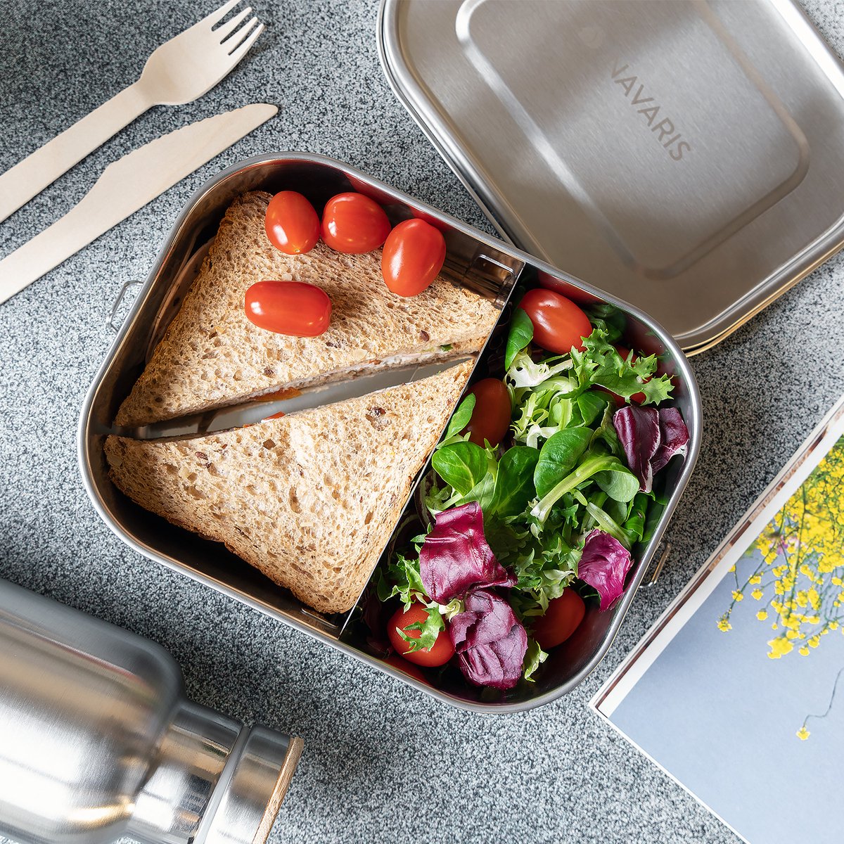  Navaris RVS Broodtrommel Met Verdeler - Meal Prep Bakje - Vershouddoos - Lunchbox - 17 X 13 X 6 Cm - Inhoud 0,8 Liter - Vaatwasbestendig