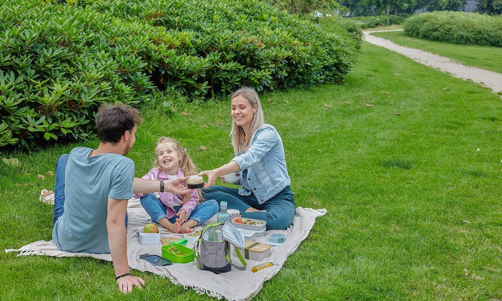  Homra Lunchset In Tas BREAQ Green - Broodtrommel - Yoghurtbeker - Koeltas - Lunch To Go - Duurzaam Kunststof - BPA Vrij - Lunchtrommel - Magnetron, Diepvries, Vaatwasser Bestendig - Grijs Met Groen - Picknick - Kantoor - School - Vers Houden