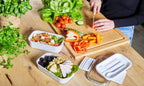  Homra Lunchbox STAQS Grey - Bento Box - 2 Laags Broodtrommel - 3 Compartimenten - Grijs - Lunch To Go - Duurzaam Kunststof - BPA Vrij - 3 Vaks Lunchtrommel Voor Volwassenen - Inclusief Bestek - Magnetron, Diepvries, Vaatwasser Bestendig - Vers Houden