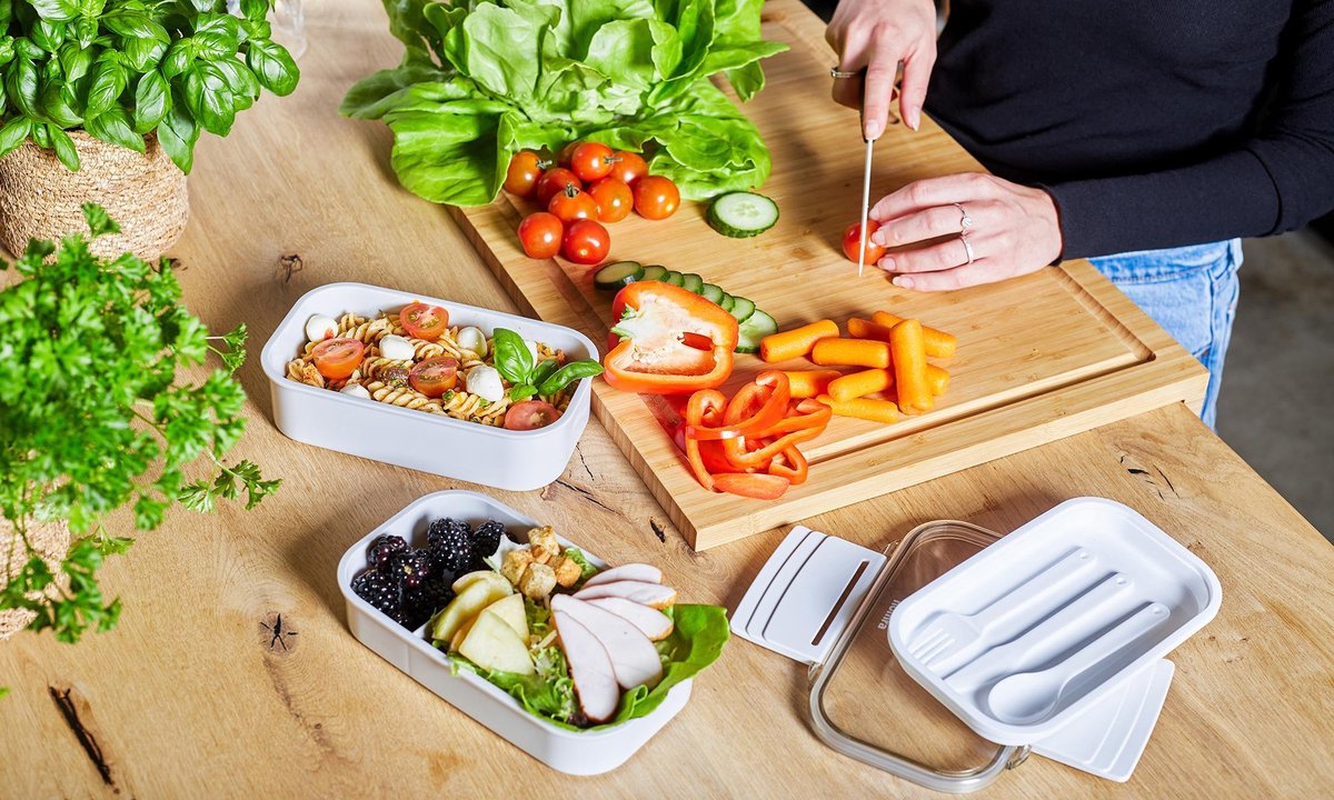  Homra Lunchbox STAQS Grey - Bento Box - 2 Laags Broodtrommel - 3 Compartimenten - Grijs - Lunch To Go - Duurzaam Kunststof - BPA Vrij - 3 Vaks Lunchtrommel Voor Volwassenen - Inclusief Bestek - Magnetron, Diepvries, Vaatwasser Bestendig - Vers Houden