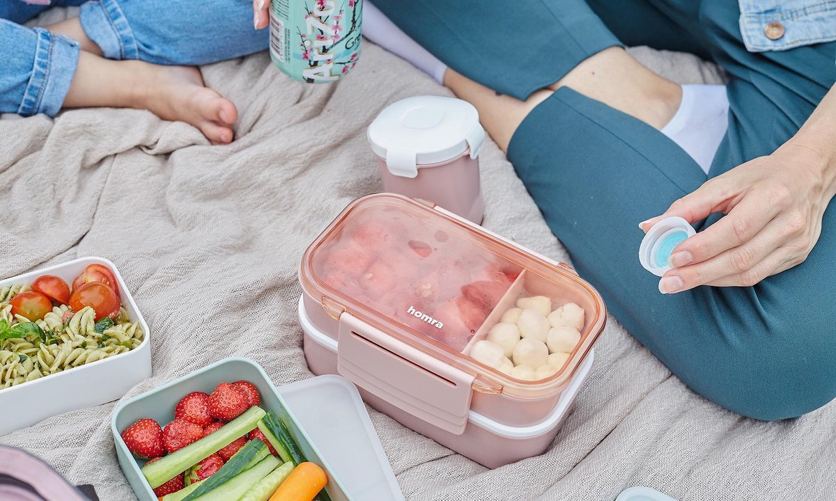  Homra Lunchbox STAQS Pink - Bento Box - 2 Laags Broodtrommel - 3 Compartimenten - Roze - Lunch To Go - Duurzaam Kunststof - BPA Vrij - 3 Vaks Lunchtrommel Voor Volwassenen - Inclusief Bestek - Magnetron, Diepvries, Vaatwasser Bestendig - Vers Houden