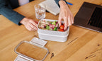  Homra Lunchbox STAQS Grey - Bento Box - 2 Laags Broodtrommel - 3 Compartimenten - Grijs - Lunch To Go - Duurzaam Kunststof - BPA Vrij - 3 Vaks Lunchtrommel Voor Volwassenen - Inclusief Bestek - Magnetron, Diepvries, Vaatwasser Bestendig - Vers Houden
