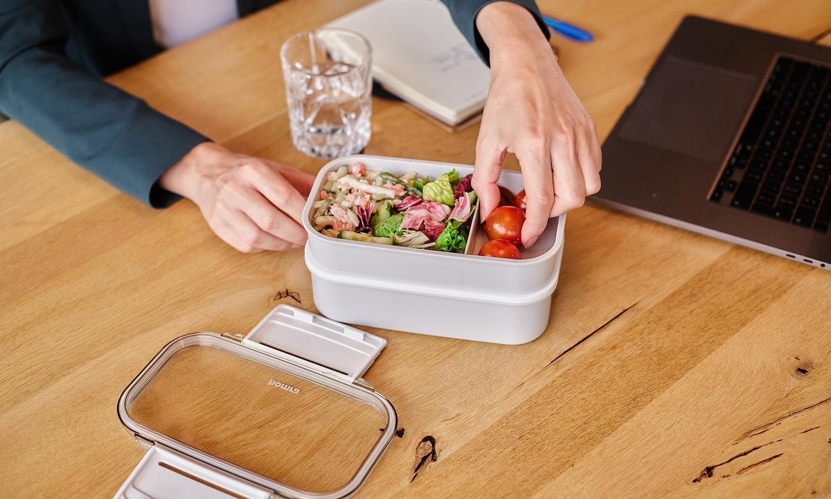  Homra Lunchbox STAQS Grey - Bento Box - 2 Laags Broodtrommel - 3 Compartimenten - Grijs - Lunch To Go - Duurzaam Kunststof - BPA Vrij - 3 Vaks Lunchtrommel Voor Volwassenen - Inclusief Bestek - Magnetron, Diepvries, Vaatwasser Bestendig - Vers Houden