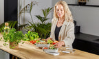  Homra Lunchbox STAQS Grey - Bento Box - 2 Laags Broodtrommel - 3 Compartimenten - Grijs - Lunch To Go - Duurzaam Kunststof - BPA Vrij - 3 Vaks Lunchtrommel Voor Volwassenen - Inclusief Bestek - Magnetron, Diepvries, Vaatwasser Bestendig - Vers Houden