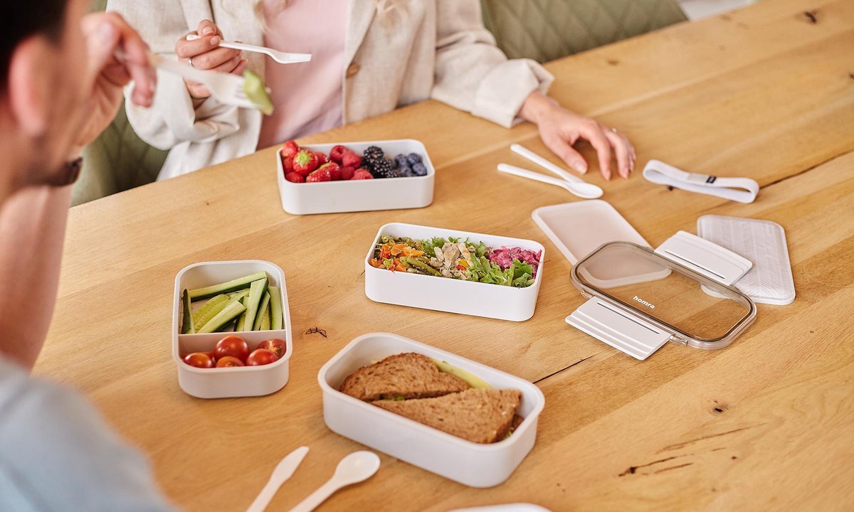  Homra Lunchbox STAQS Grey - Bento Box - 2 Laags Broodtrommel - 3 Compartimenten - Grijs - Lunch To Go - Duurzaam Kunststof - BPA Vrij - 3 Vaks Lunchtrommel Voor Volwassenen - Inclusief Bestek - Magnetron, Diepvries, Vaatwasser Bestendig - Vers Houden