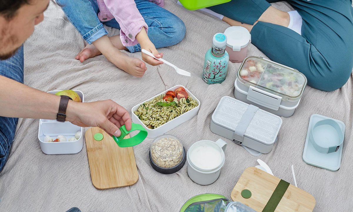  Homra Lunchbox STAQS Grey - Bento Box - 2 Laags Broodtrommel - 3 Compartimenten - Grijs - Lunch To Go - Duurzaam Kunststof - BPA Vrij - 3 Vaks Lunchtrommel Voor Volwassenen - Inclusief Bestek - Magnetron, Diepvries, Vaatwasser Bestendig - Vers Houden