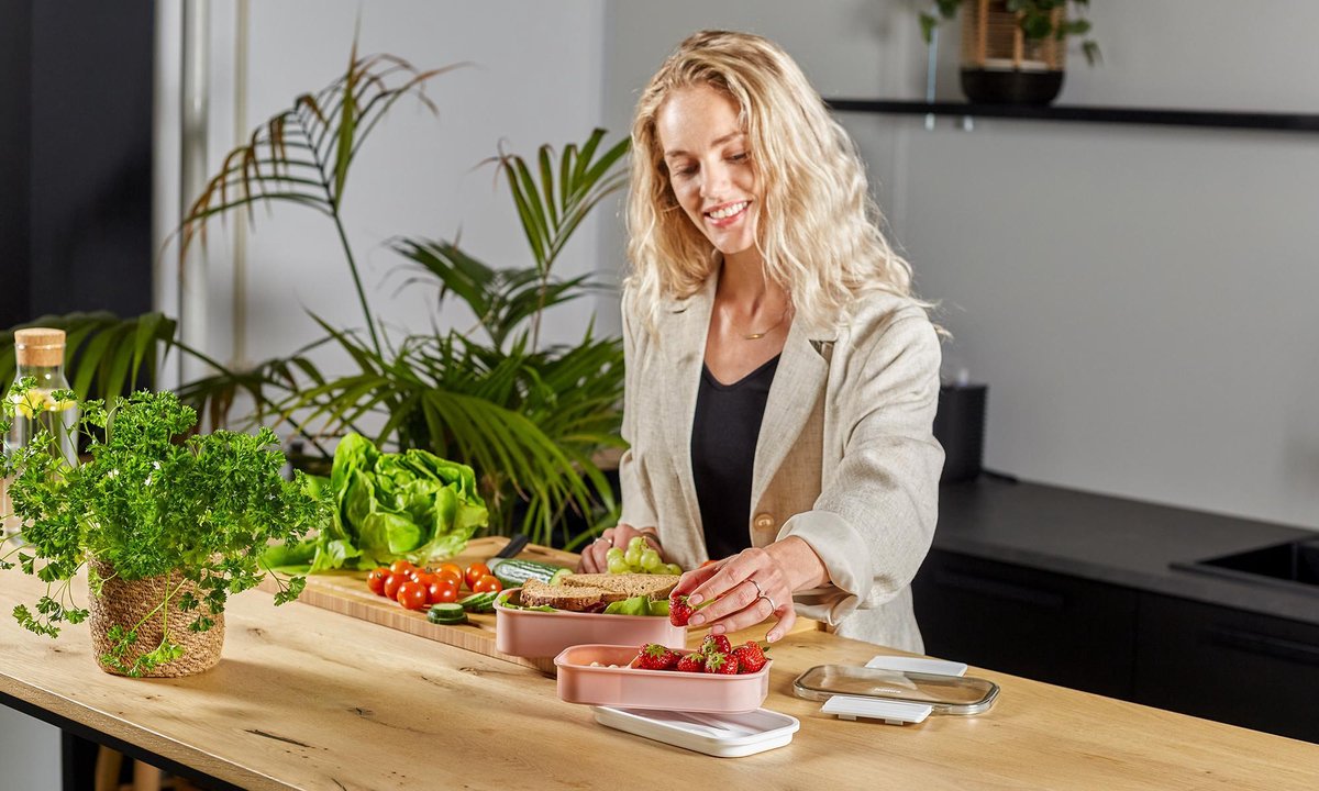  Homra Lunchbox STAQS Pink - Bento Box - 2 Laags Broodtrommel - 3 Compartimenten - Roze - Lunch To Go - Duurzaam Kunststof - BPA Vrij - 3 Vaks Lunchtrommel Voor Volwassenen - Inclusief Bestek - Magnetron, Diepvries, Vaatwasser Bestendig - Vers Houden