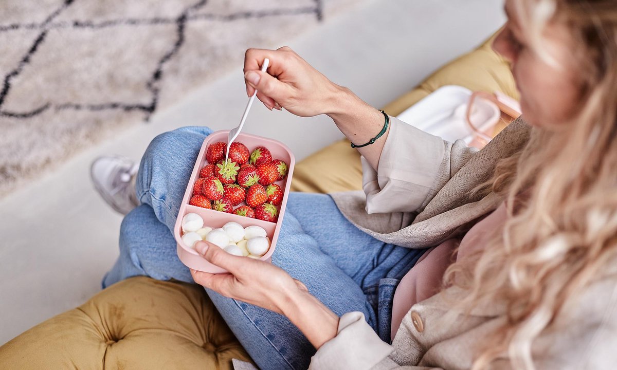  Homra Lunchbox STAQS Pink - Bento Box - 2 Laags Broodtrommel - 3 Compartimenten - Roze - Lunch To Go - Duurzaam Kunststof - BPA Vrij - 3 Vaks Lunchtrommel Voor Volwassenen - Inclusief Bestek - Magnetron, Diepvries, Vaatwasser Bestendig - Vers Houden