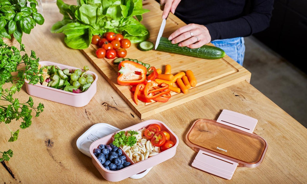  Homra Lunchbox STAQS Pink - Bento Box - 2 Laags Broodtrommel - 3 Compartimenten - Roze - Lunch To Go - Duurzaam Kunststof - BPA Vrij - 3 Vaks Lunchtrommel Voor Volwassenen - Inclusief Bestek - Magnetron, Diepvries, Vaatwasser Bestendig - Vers Houden