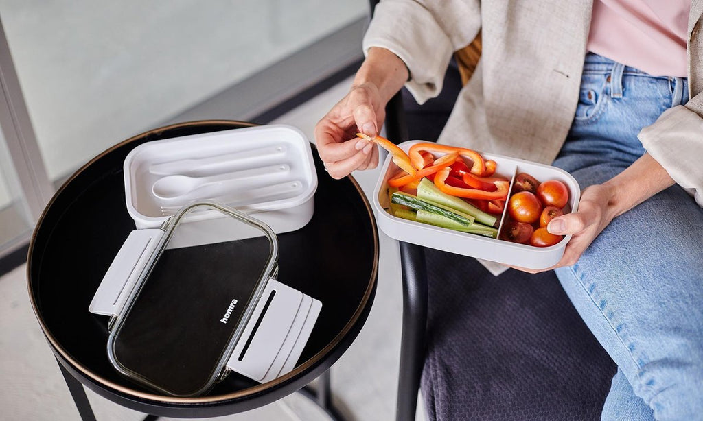  Homra Lunchbox STAQS Grey - Bento Box - 2 Laags Broodtrommel - 3 Compartimenten - Grijs - Lunch To Go - Duurzaam Kunststof - BPA Vrij - 3 Vaks Lunchtrommel Voor Volwassenen - Inclusief Bestek - Magnetron, Diepvries, Vaatwasser Bestendig - Vers Houden