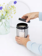  Brabantia Voorraadbus - 1,4 L - Matt Steel Fingerprint Proof / Matt Black Deksel - Met Venster